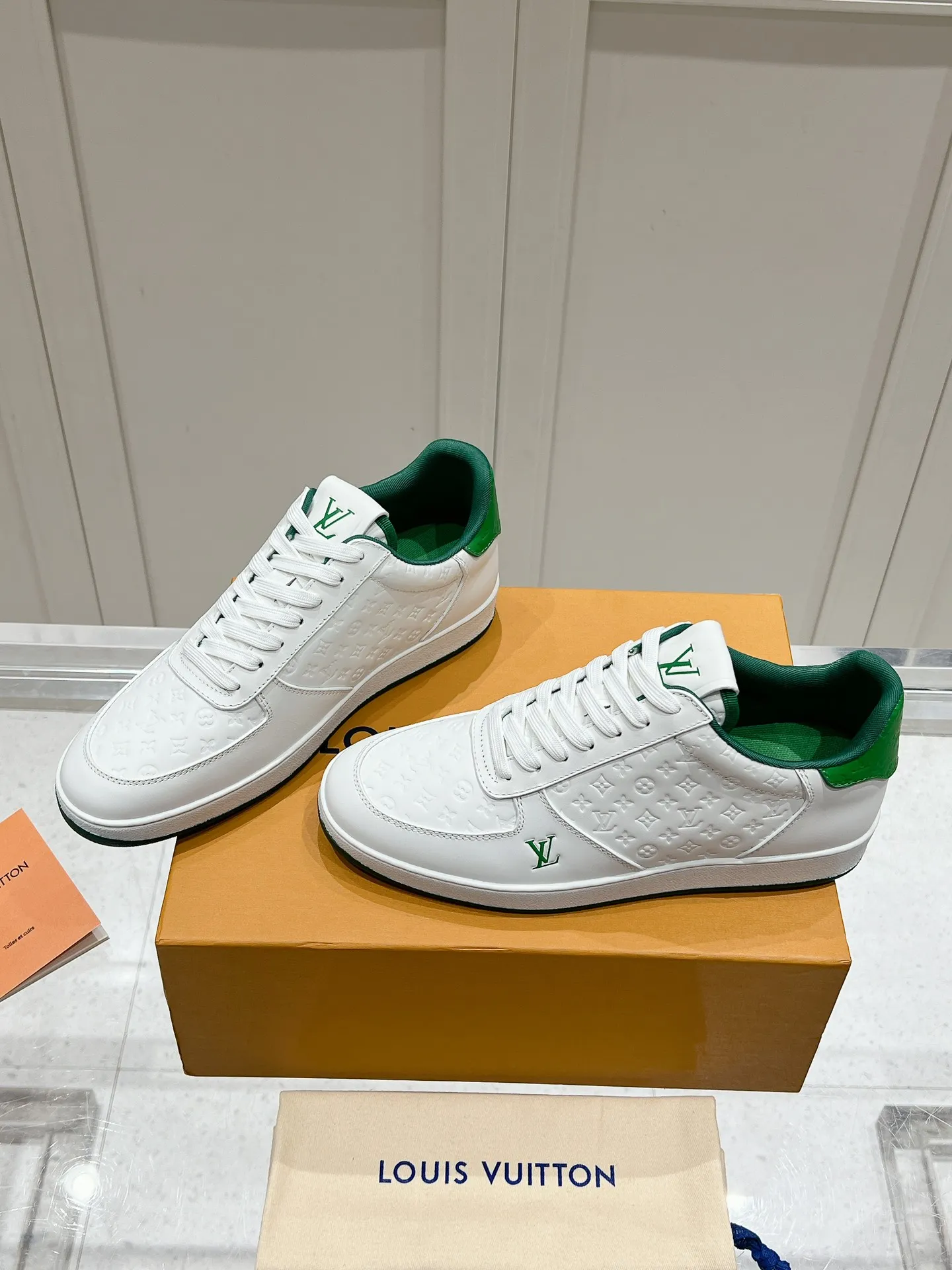 👟👟Ex-factory price 680👟👟 LV new style casual white shoes for men, simple and fashionable, light and comfortable, size: 39-44 (order 45)